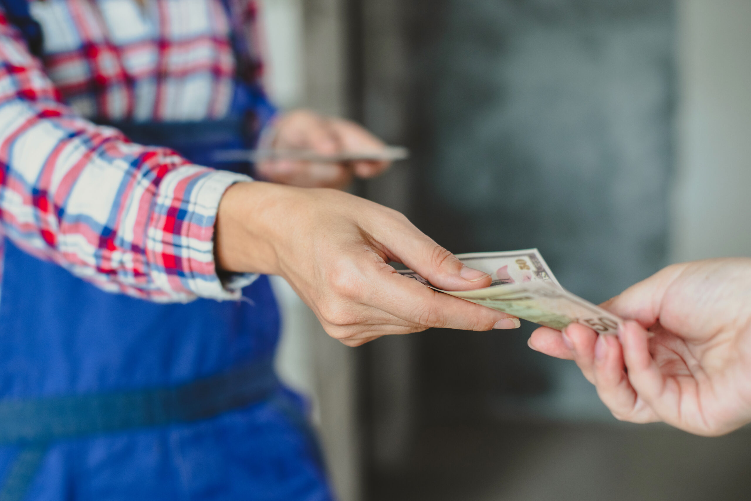 Ein Handwerker bekommt sein Lohn